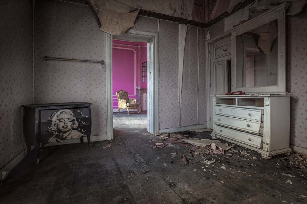 Chateau Pink urbex. Een prachtig verlaten chateau waar brand geweest is. zo sneu voor die mensen. Chateau Pink urbex. Een prachtig verlaten chateau waar brand geweest is. zo sneu voor die mensen.