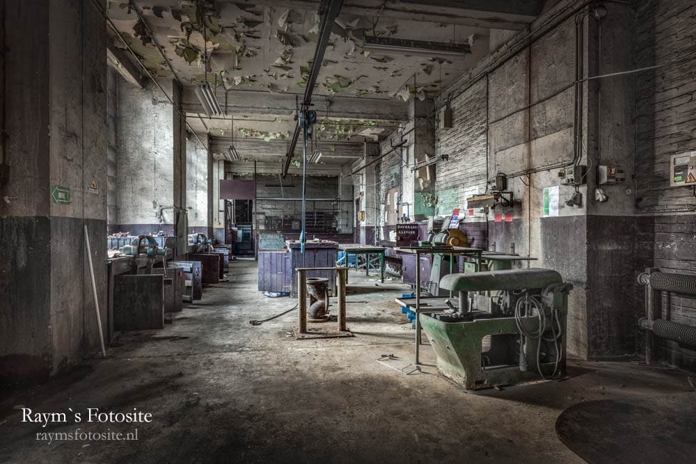 HFB, urbex. Dit kleine werkplaatsje was zo`n leuke ruimte. Er stond een grote kolomboor, maar die is helaas weggehaald. HFB, urbex. Dit kleine werkplaatsje was zo`n leuke ruimte. Er stond een grote kolomboor, maar die is helaas weggehaald.