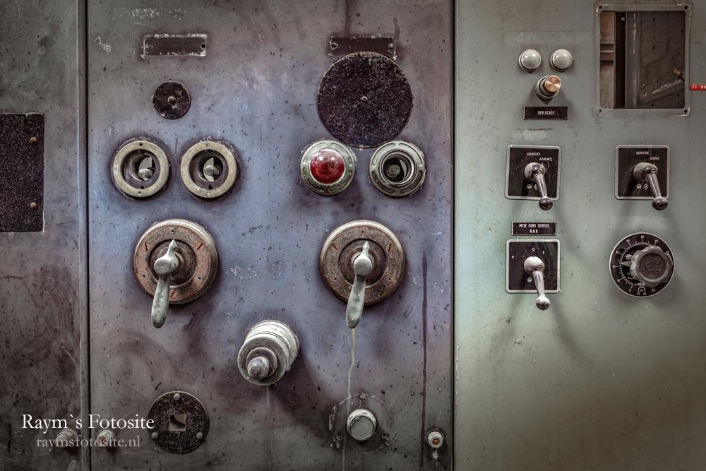 Steampunk Commander, urbexlocatie. Een detailshot van het grote controlepaneel. Steampunk Commander, urbexlocatie. Een detailshot van het grote controlepaneel.