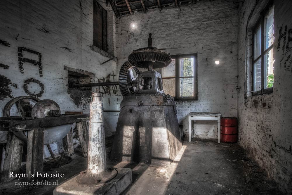 Moulin Bon Pain. Verlaten molen in België. De motor van deze verlaten molen. Deze zorgde dat alles in beweging bleef.