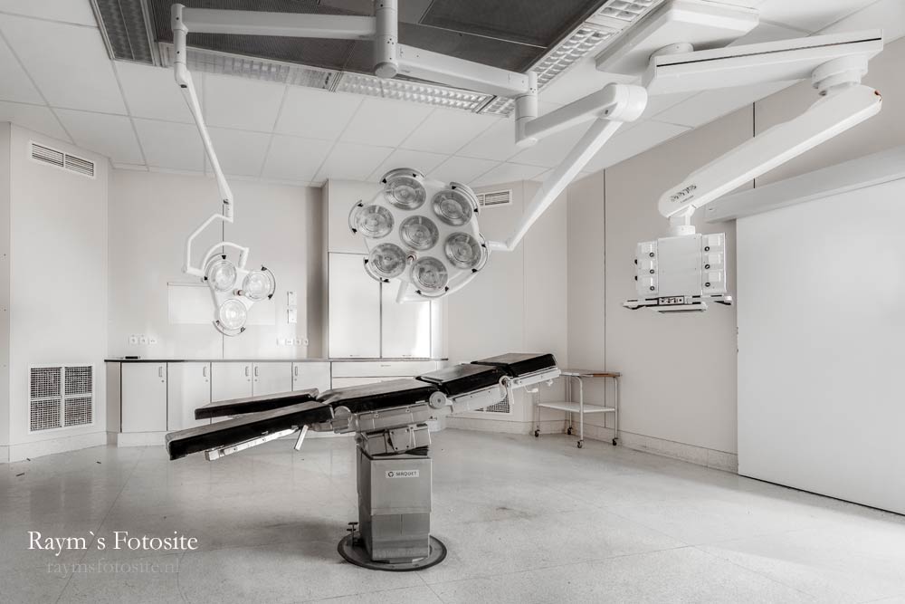 Red Morgue Hospital. Verlaten ziekenhuis in België. Gaaf zo`n operatiekamer, met ook nog ziekenhuislampen erin.