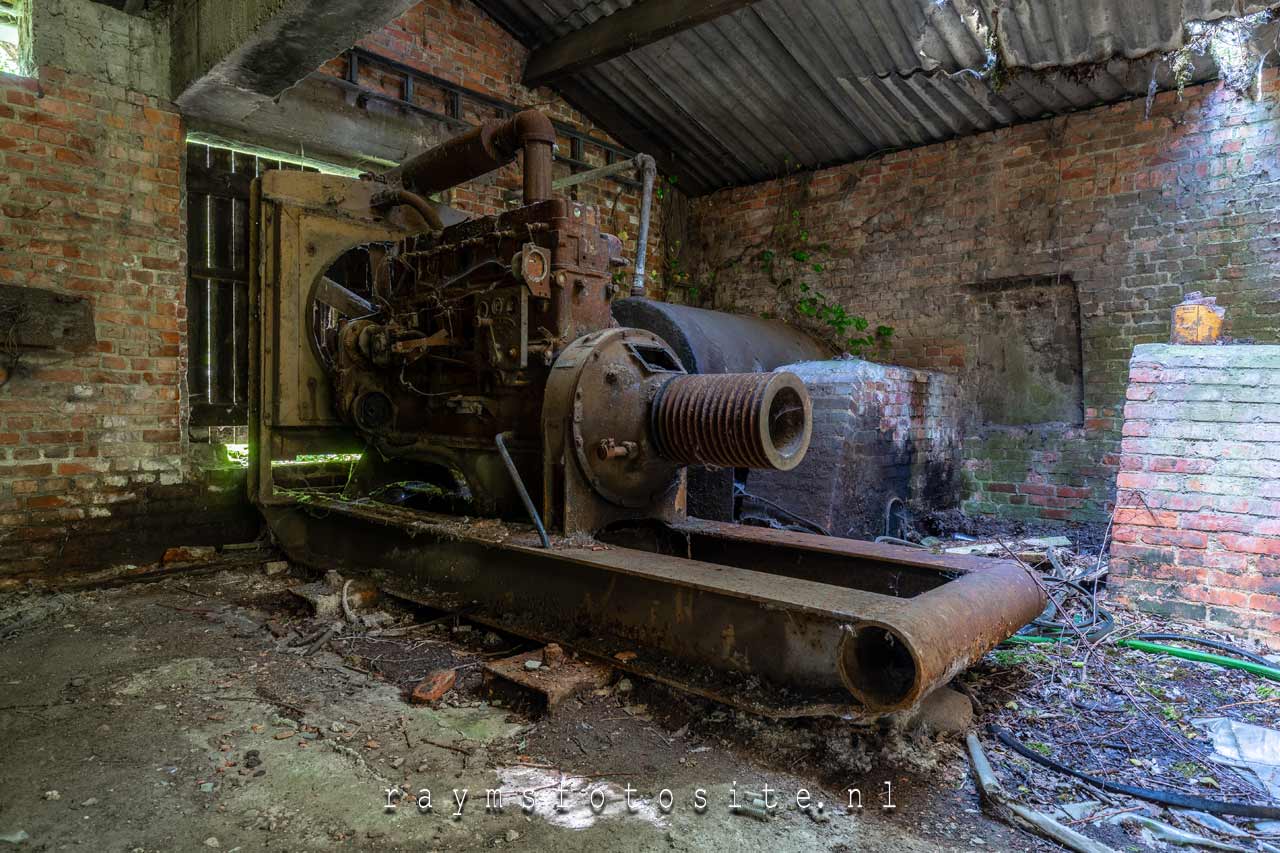 Steenfabriek met oude machines.