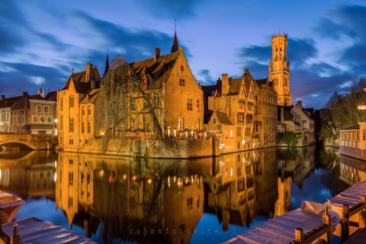Steden als Brugge zijn zeer fotogeniek. Dit is zonder twijfel de meest gefotografeerde plek in Brugge: De Rozenhoedkaai.