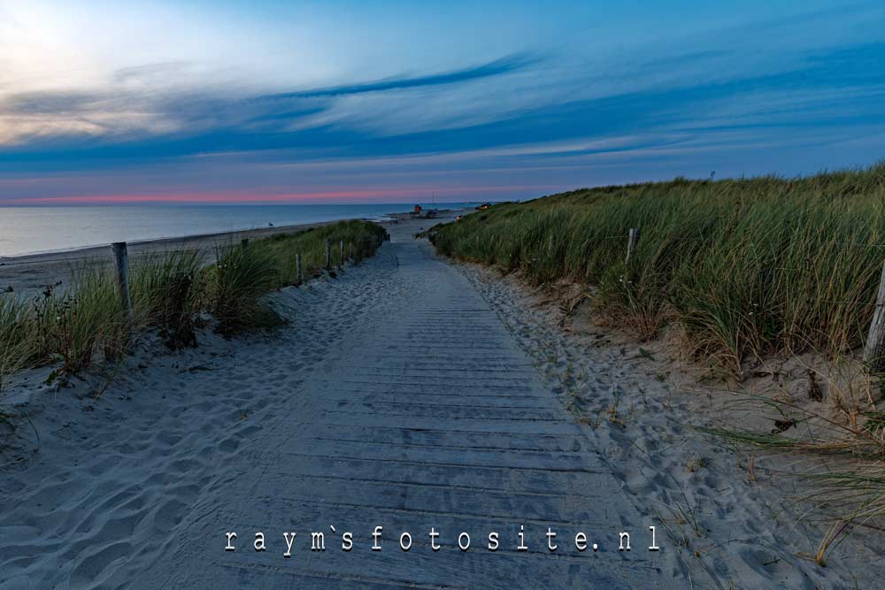 Op weg naar palendorp in Petten, naar het strand.