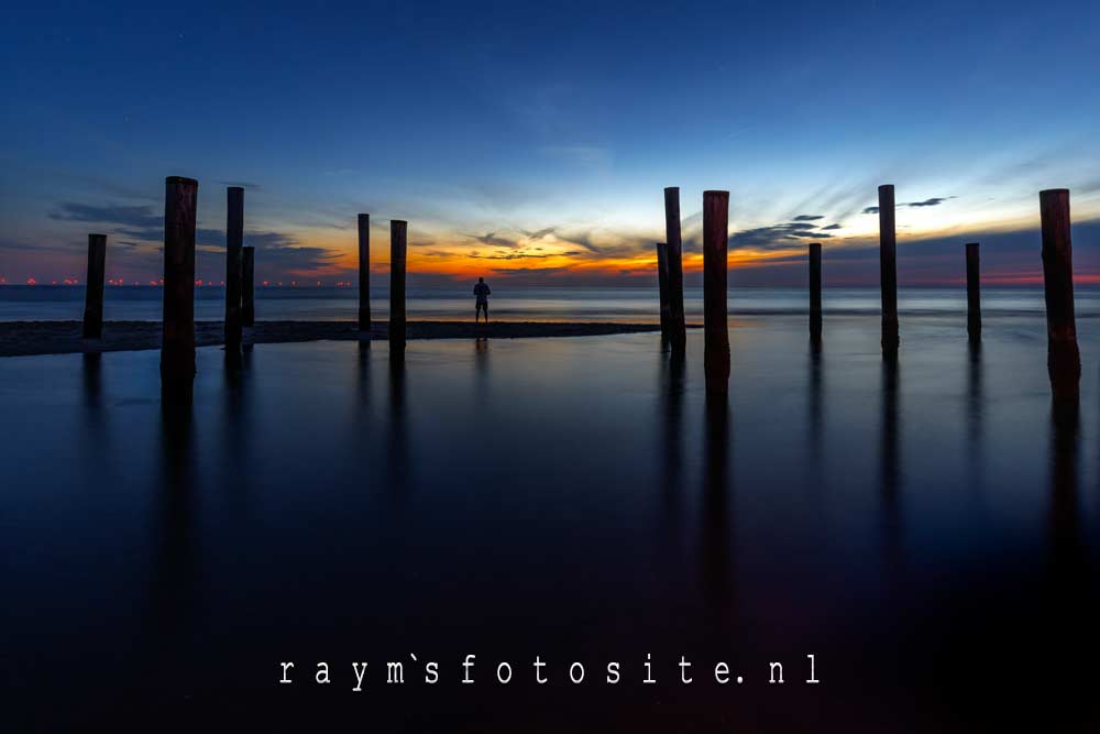 Een prachtige zonsondergang aan het strand.