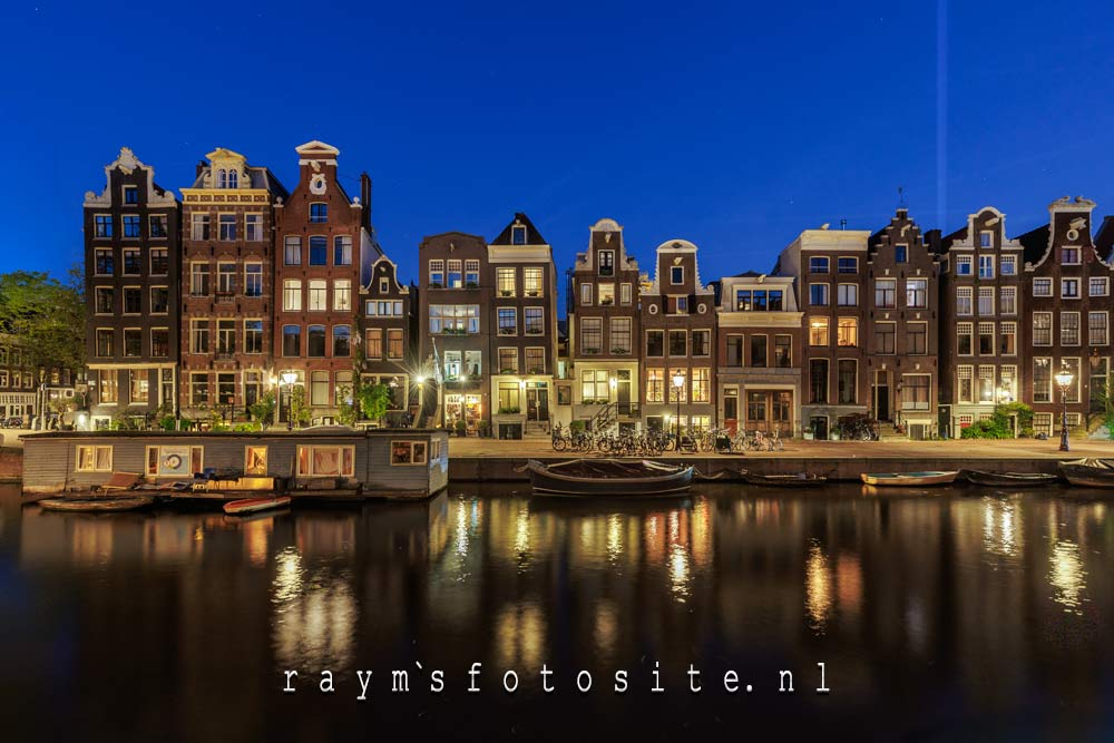 Herengracht bij de Melkmeisjesbrug in het blauwe uurtje.