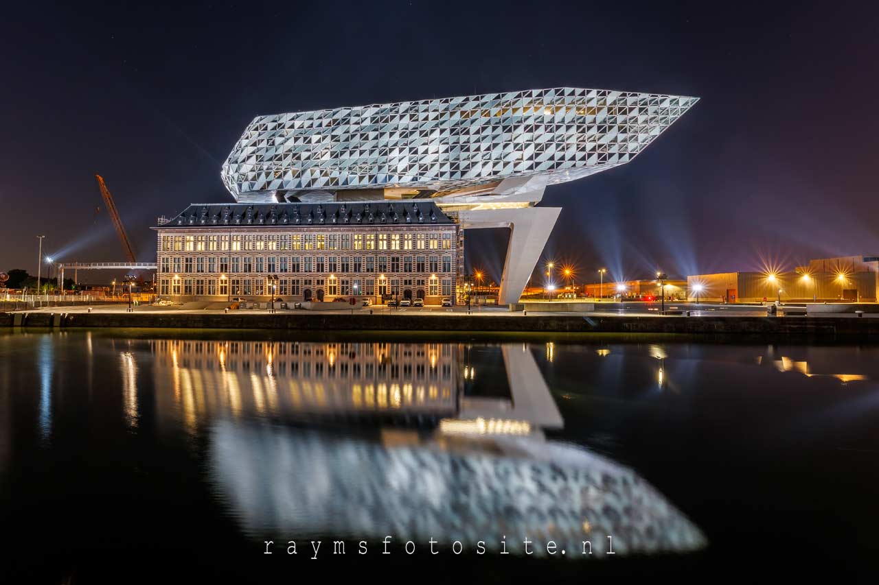 Havenhuis Antwerpen. Bijzonder is het pand zeker te noemen.