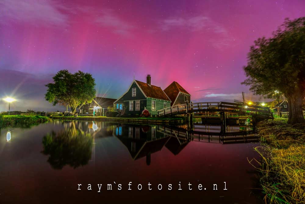 Rood noorderlicht boven Cheese Farm Catharina Hoeve