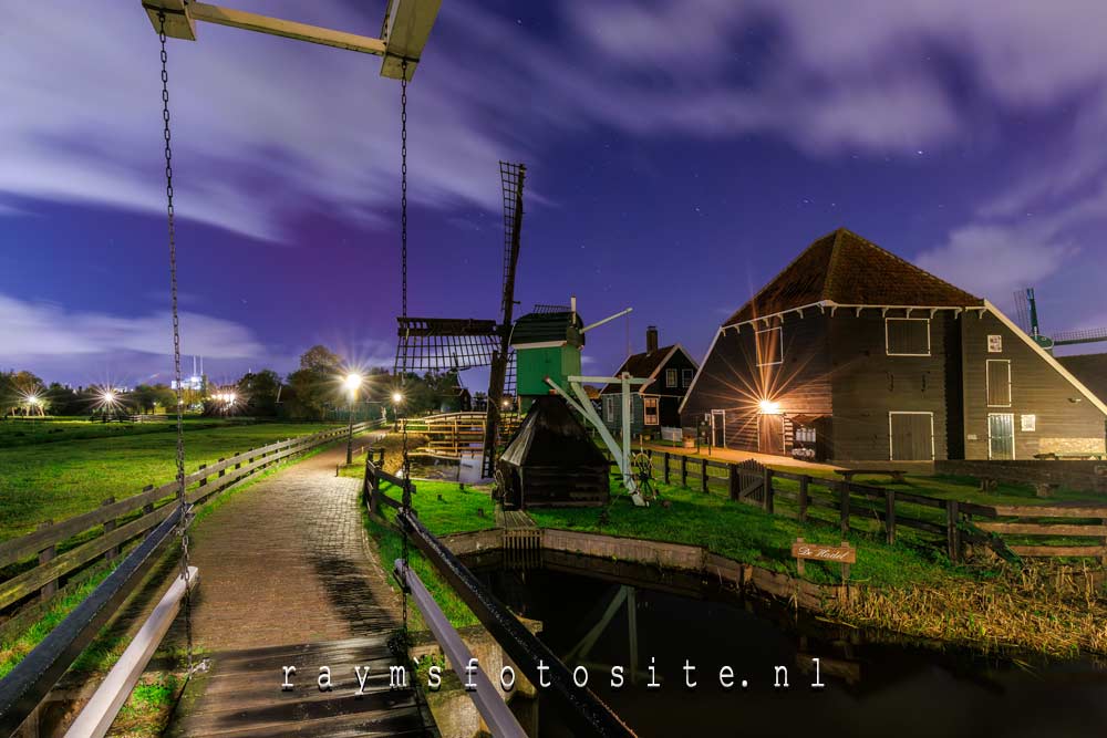 Noorderlicht Zaanse Schans. Hier nog heel licht zichtbaar.