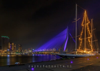 Rotterdam paarse Erasmusbrug avondfotografie met boot.