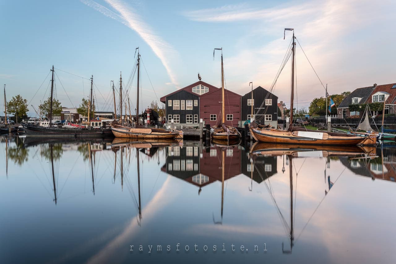 Reflectie kotters in de haven van Elburg.