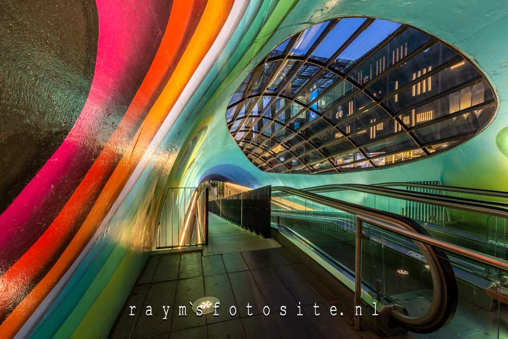 Architectuur Eindhoven. De fietsenstalling met het glazen dak en prachtige kleuren.