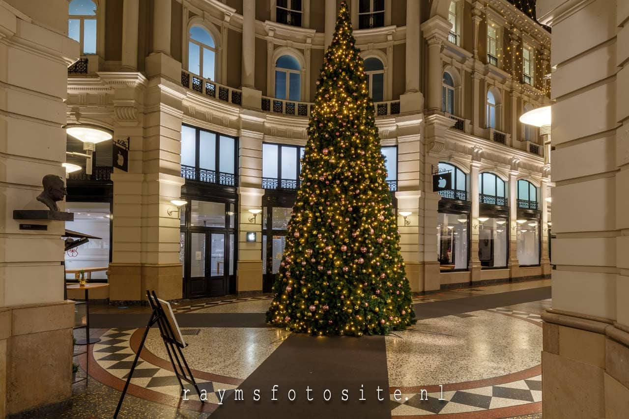 De passage in Den Haag, met een mooie kerstboom.