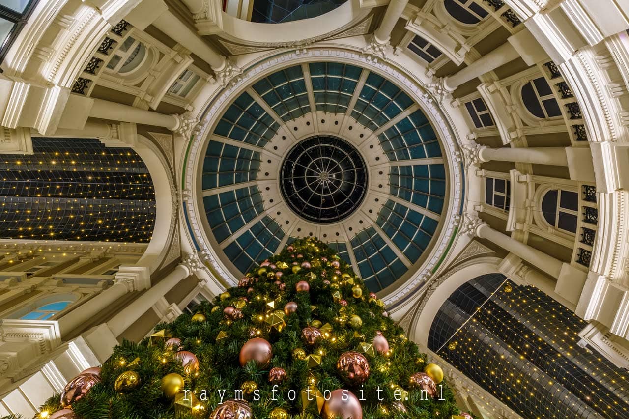 De passage met een kerstboom en het mooie plafond.