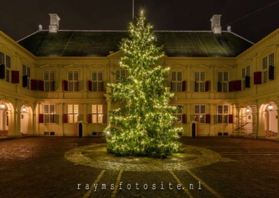 Den Haag. Paleis Noordeinde met verlichtte kerstboom.