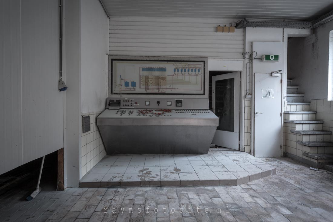 Icecream Factory. Een groot controlepaneel in deze verlaten fabriek.