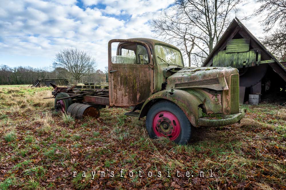 abandoned cars in Belgium. Urbex voertuigen.