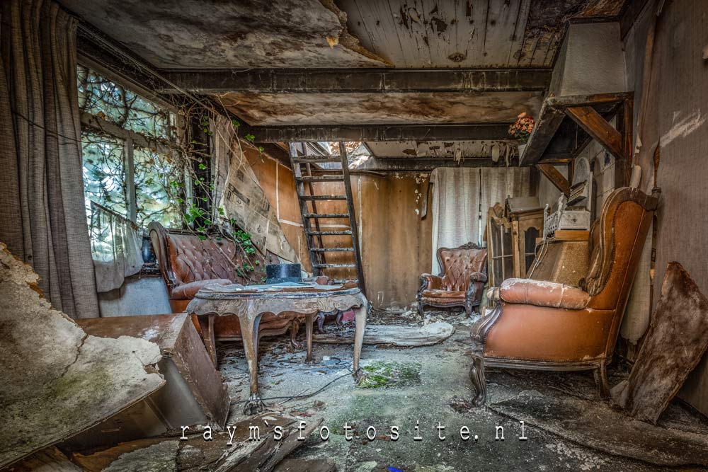 De prachtige huiskamer van een verlaten urbex huis in Nederland.