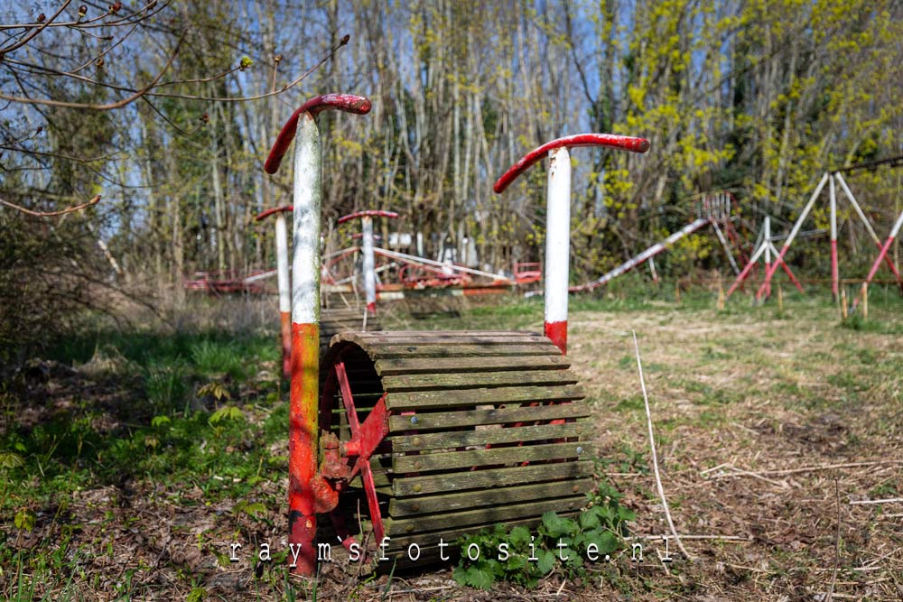 Lost Playground. Een grote verlaten speeltuin in Nederland.