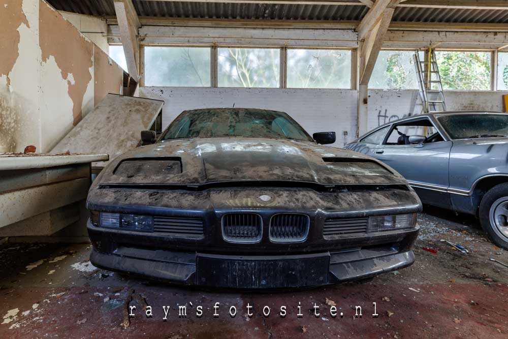 Een BMW 850 i, Doodzonde dat die auto`s hier staan te verkrotten.