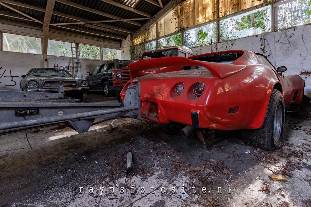 Lost Cars, Nederland urbex. Een prachtige rode Corvette.