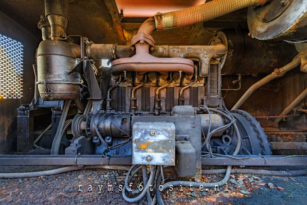 Urbex in België, de motor van een oude verlaten locomotief.