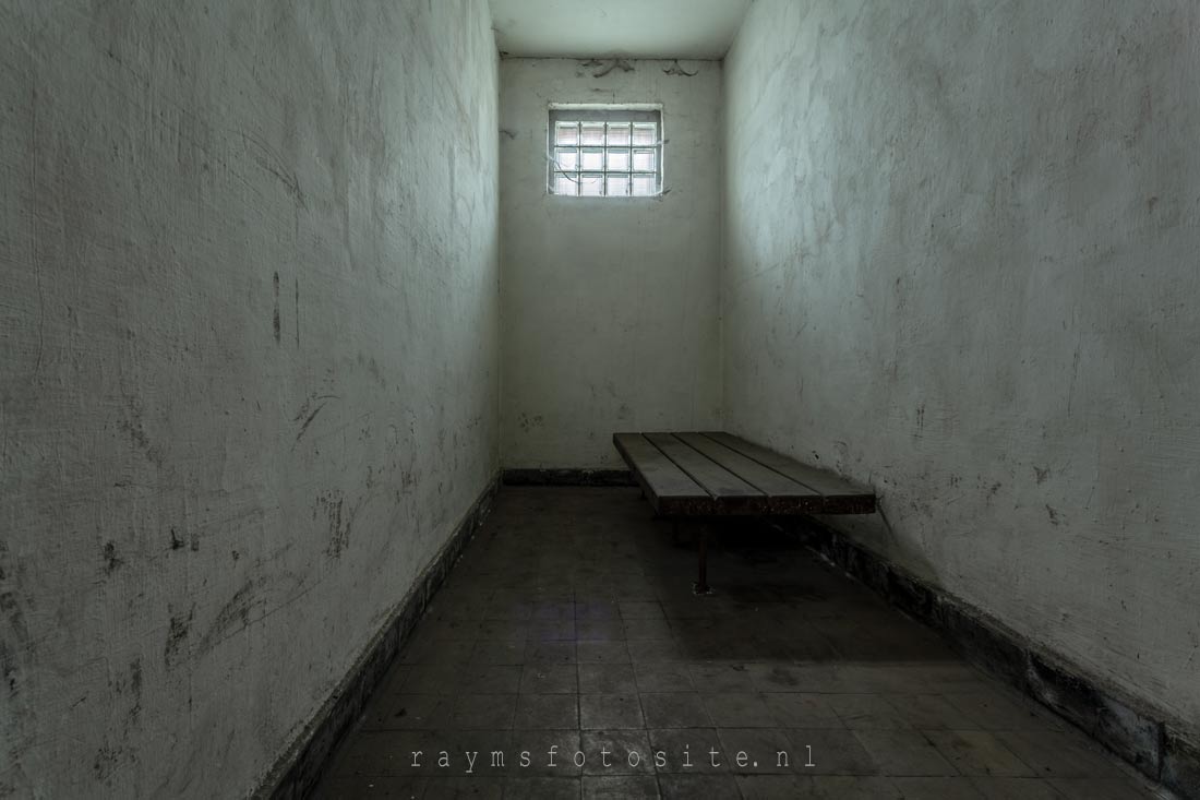 Prison H7. Een verlaten kazerne met gevangeniscellen!