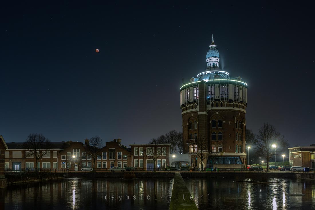 Superwolfbloedmaan Maansverduistering bij Watertoren de Esch in Rotterdam