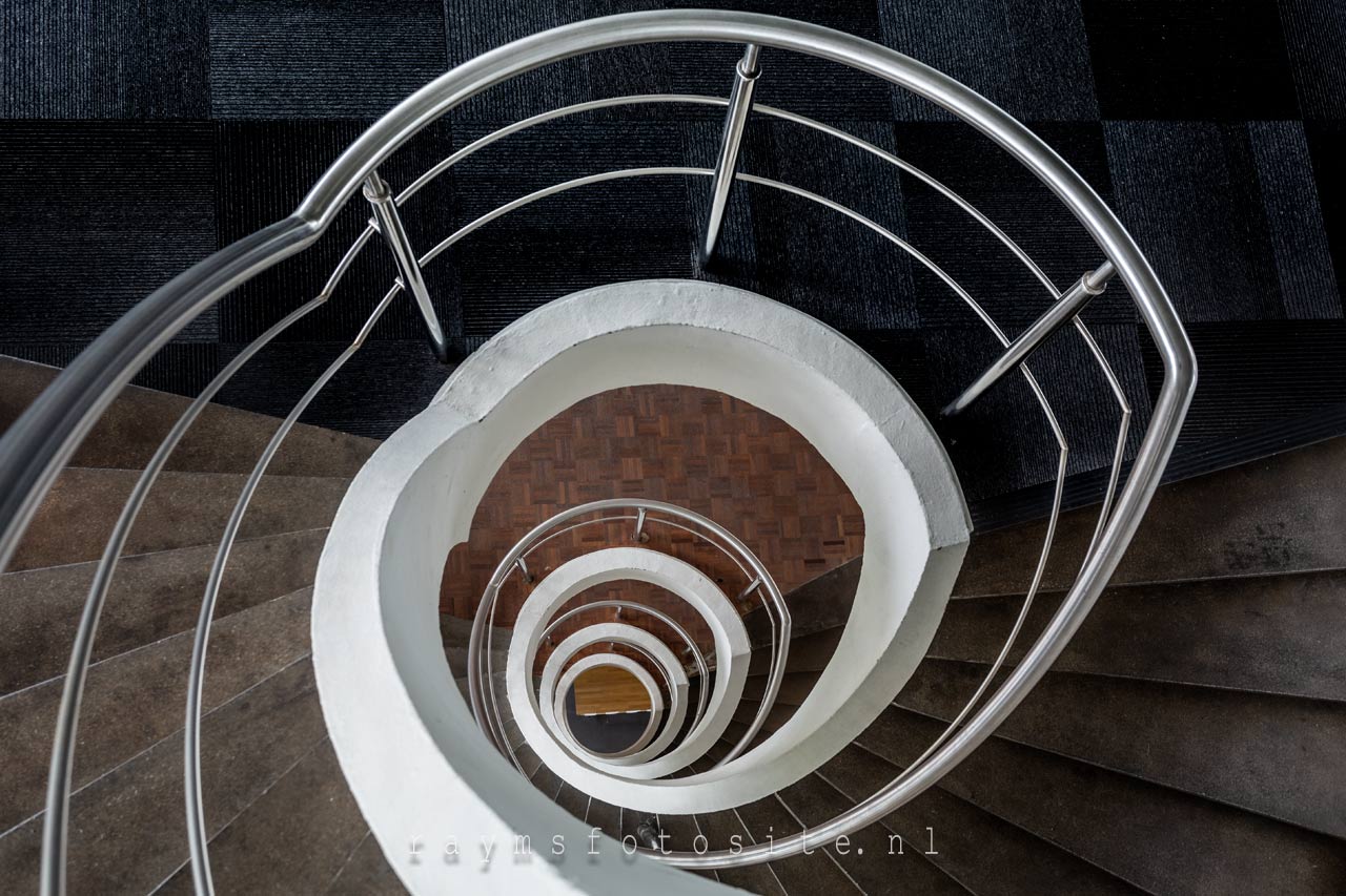 Mooie trappen om te fotograferen. Wenteltrap of spiraaltrap. Industriegebouw in Rotterdam.