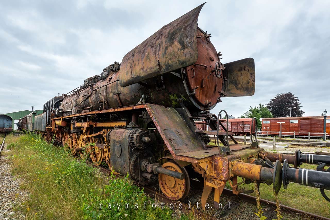 Oude locomotief. Oude treinen en wagons in Nederland.