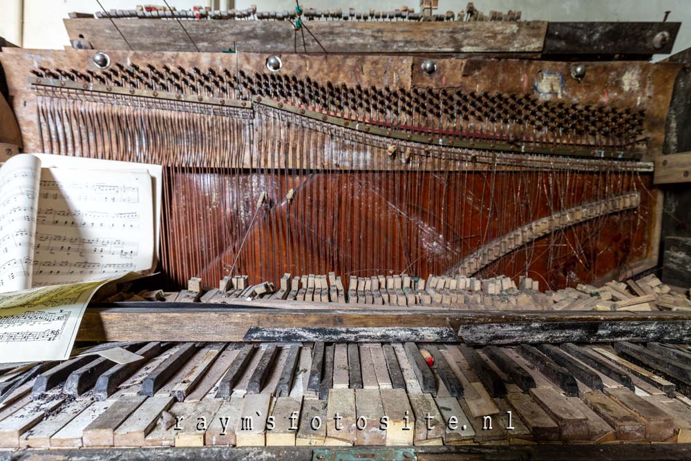 Vervallen piano in Villa Partiture, België.