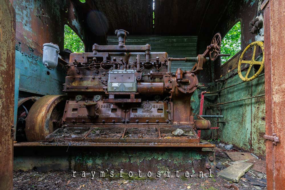 De motor van 1 van de verlaten locomotieven.