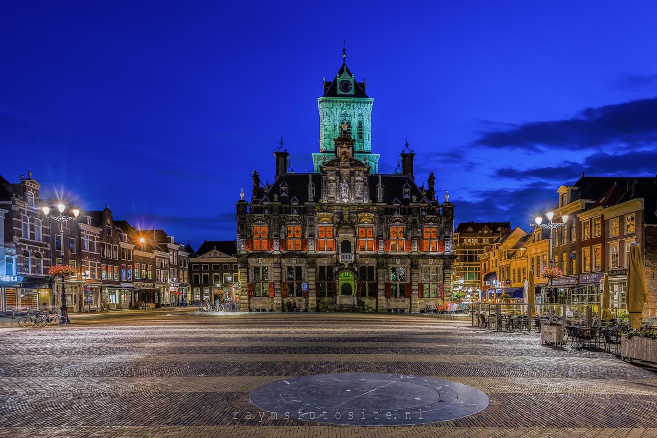 Het stadhuis van Delft in het blauwe uurtje.