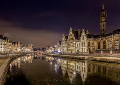 Steden als Gent zijn prachtig om in de avond te fotograferen., zeker de Graslei.