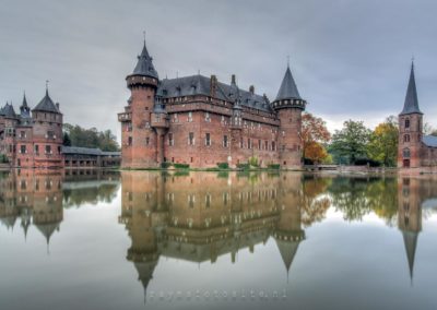 Kastelen. Kasteel de Haar is een prachtig kasteel in Haarzuilens. Het is het grootste kasteel van Nederland. Het werd vanaf 1892 op de ruïne van het oude kasteel herbouwd in neogotische stijl.