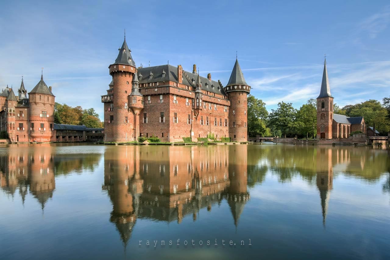 Kasteel de Haar is het grootste kasteel van Nederland.