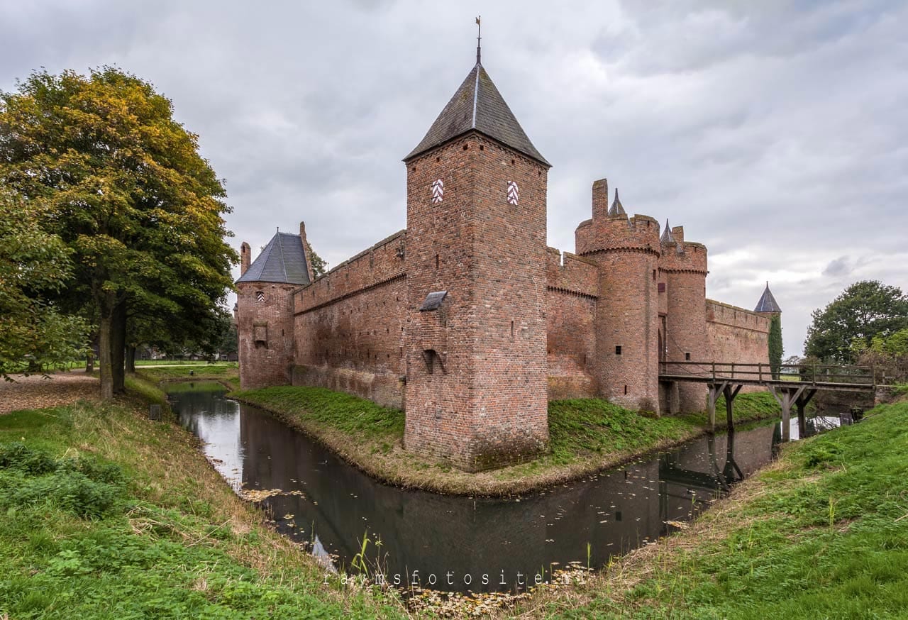 Kasteel Doornenburg is een Nederlands kasteel uit de 13e eeuw.
