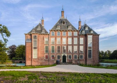 Kasteel Duivenvoorde ligt in Voorschoten en is uit de 13e eeuw. Het is een van de oudere kastelen van Zuid-Holland en wordt al in 1226 genoemd.