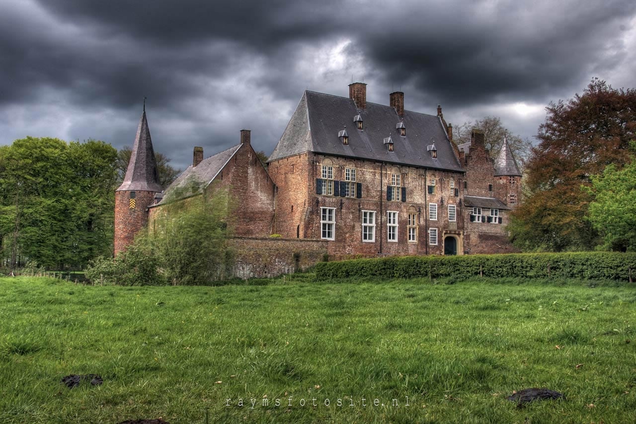Kasteel Hernen is een Nederlands kasteel uit de 14e eeuw.