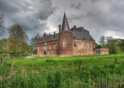 Kastelen. Kasteel Hernen is een Nederlands kasteel uit de 14e eeuw.