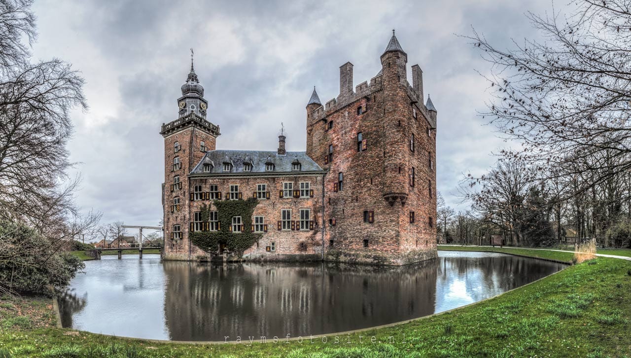 Kasteel Nijenrode is een Nederlands kasteel, gelegen bij Breukelen. Het is nu een business universiteit.