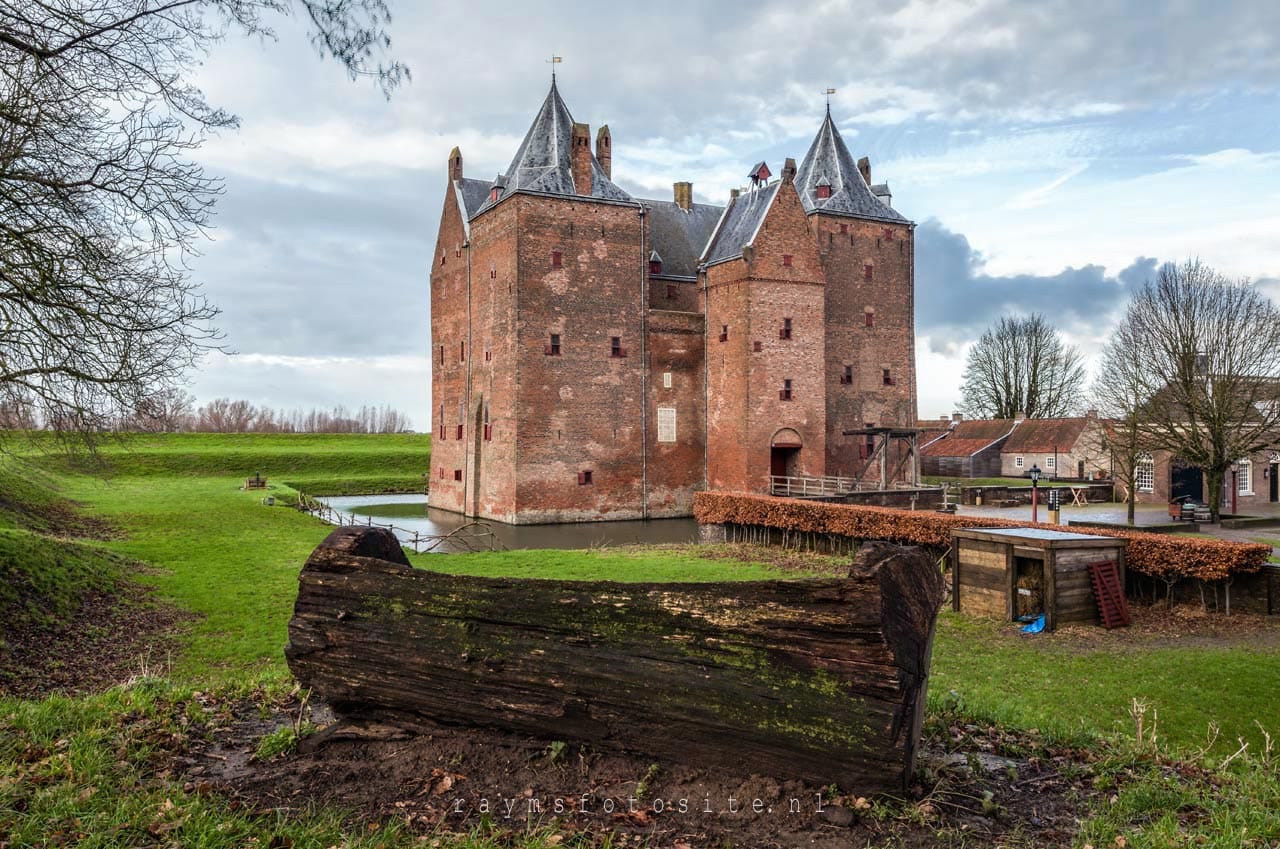 Slot Loevestein in Poederoijen. Het is een kasteel en fort bij Zaltbommel. Dit was de staatsgevangenis waar Hugo de Groot vast zat.