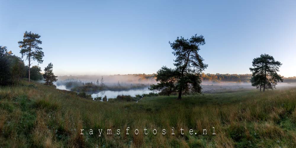 Tijdens het wandelen zag ik de mist boven de vennen bij Strijbeek hangen.