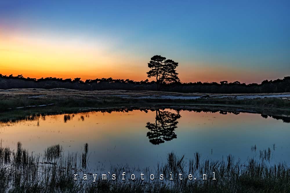 Zonsondergang bij het bosmeertje op de heide bij Landgoed Heidestein.