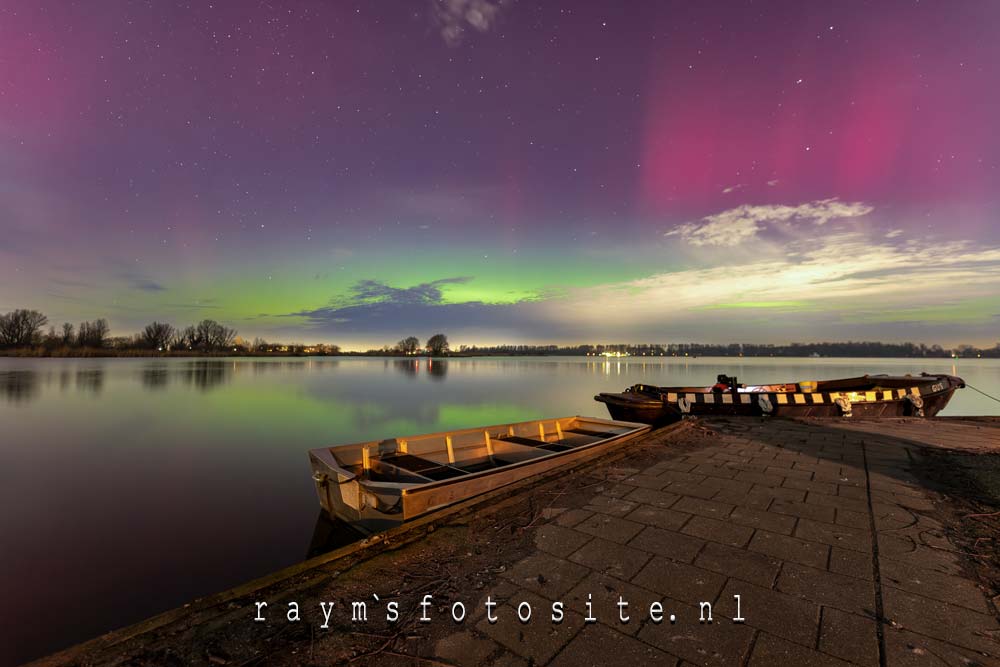 Bij het Noord-AA Zoetermeer. Noorderlicht in diverse kleuren met pilaren. Bij het Noord-AA Zoetermeer. Noorderlicht in diverse kleuren met pilaren.