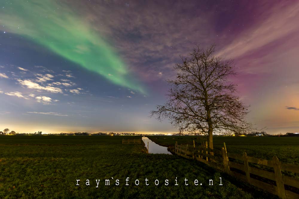 Dit is zeer zeldzaam protonenaurora / noorderlicht. Zelfs in het Noorden erg zeldzaam. Dit is zeer zeldzaam protonenaurora / noorderlicht. Zelfs in het Noorden erg zeldzaam.