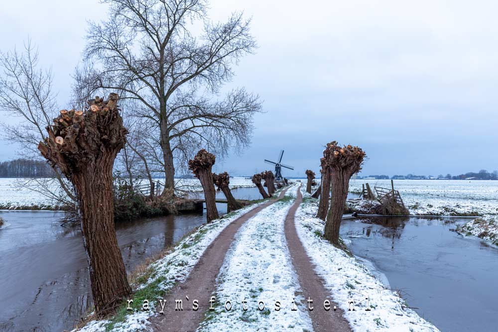 Giessendamse tiendweg met molen in de sneeuw. Giessendamse tiendweg met molen in de sneeuw.