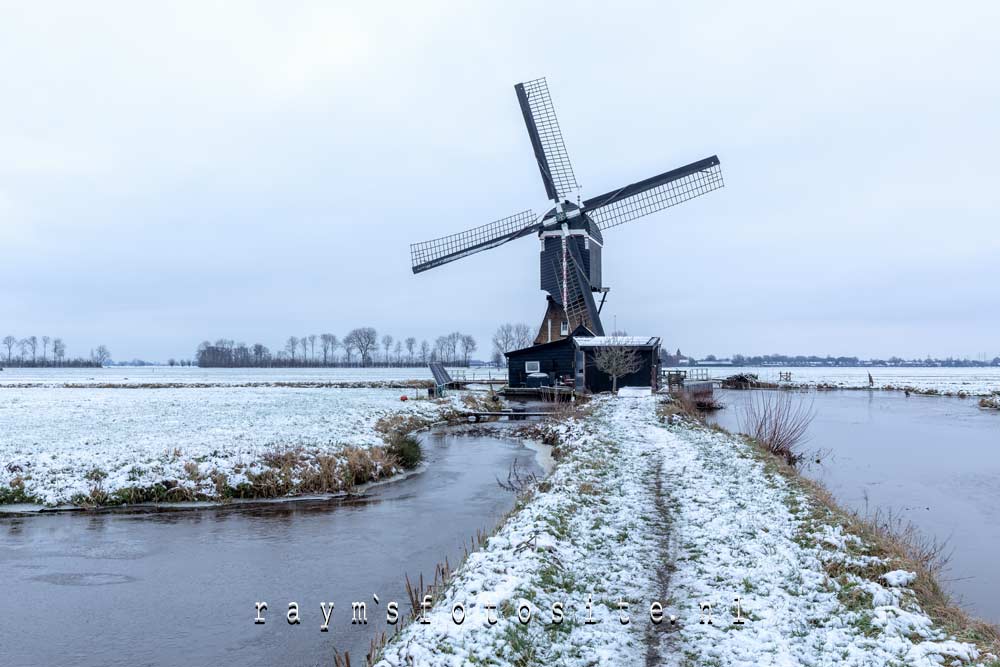 Mooie sneeuwlandschappen: Giessendamse tiendweg met molen. Mooie sneeuwlandschappen: Giessendamse tiendweg met molen.