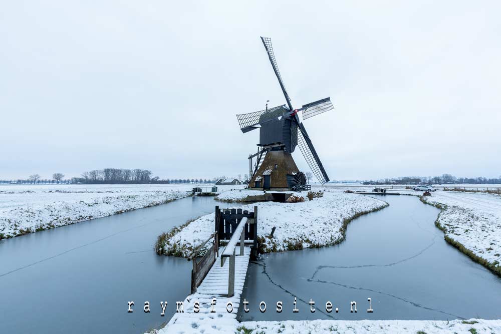 Molens in de sneeuw: Noordeveldse molen in Dussen. Molens in de sneeuw: Noordeveldse molen in Dussen.