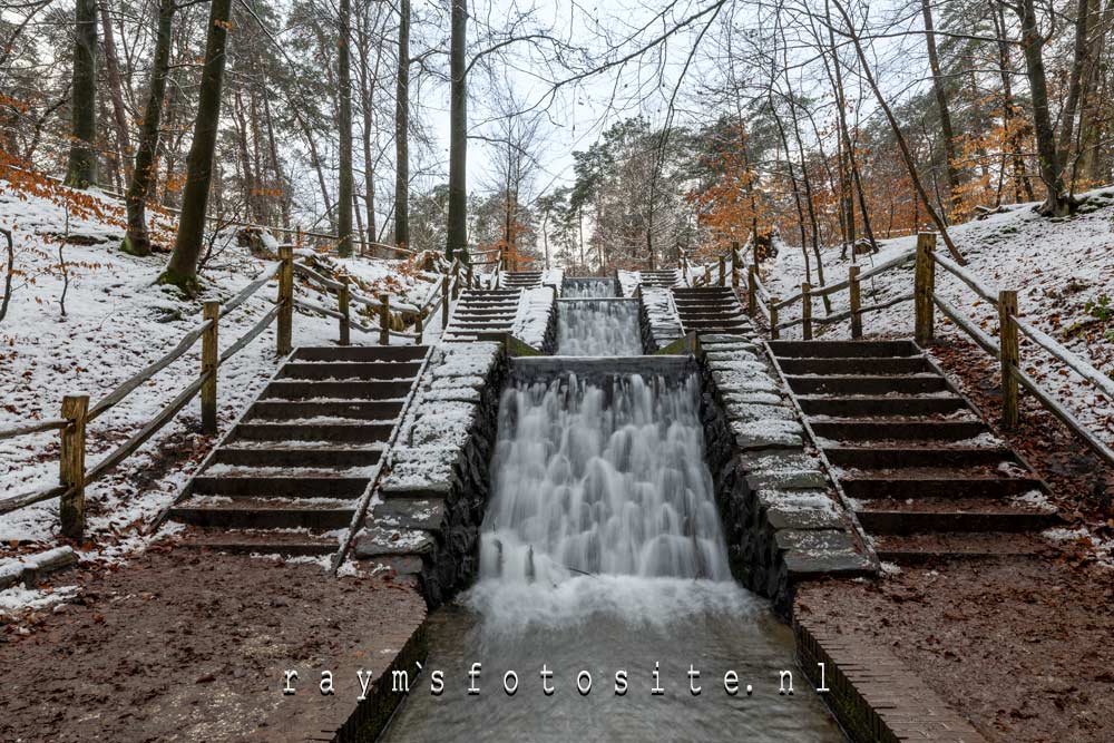 Helaas geen verse sneeuw meer bij de Loenense waterval. Helaas geen verse sneeuw meer bij de Loenense waterval.